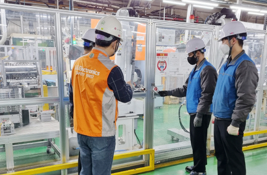 LG전자 직원이 창원 소재 협력사의 공장을 방문해 협력사 직원과 함께 ESG 리스크 관리 현장 점검을 실시하고 있다. LG전자 제공